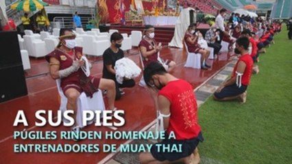 Jóvenes practicantes de muay thai realizan un ritual de danza tradicional en honor de sus maestros (
