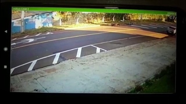 Câmera mostra motociclista sendo arrastado por vários metros após colisão com carro