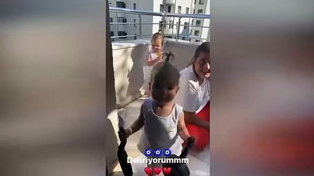 Pelin Akil'in ikizleri ezanı duyunca bakın ne yaptı