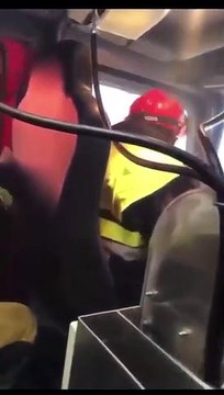 Pompiers prisonniers des flammes dans leur camion