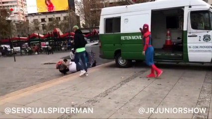 Hacer comedia en la calle. JRJunior quiere generar conciencia a través del humor