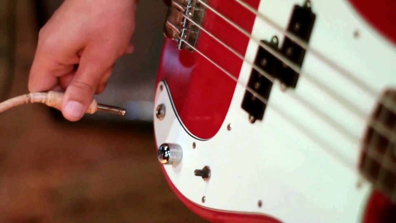 40) Music.  Guitar Bass.  Flames. Dan Henig. Dance et électro. Dramatique