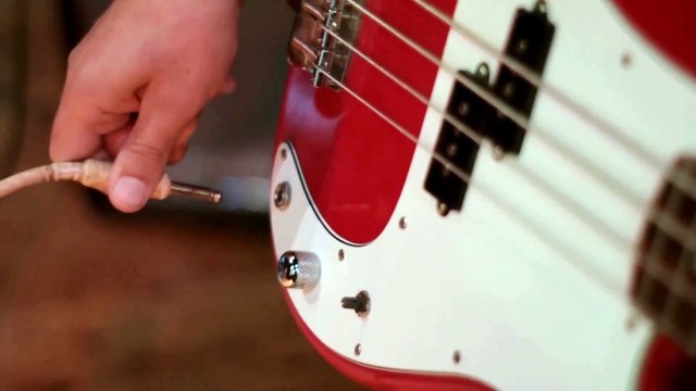 40) Music. Guitar Bass. Flames. Dan Henig. Dance et électro. Dramatique