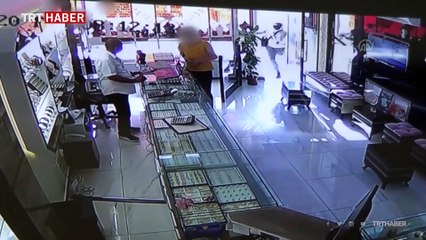 Kuyumcu çift silahlı soyguncuları etkisiz hale getirdi
