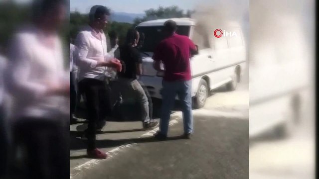 Seyir halindeki kamyonette çıkan yangına vatandaşlar müdahale etti