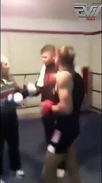 Ce papy est encore très bon en boxe et met la misère à un jeune