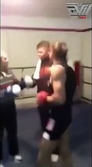 Ce papy est encore très bon en boxe et met la misère à un jeune