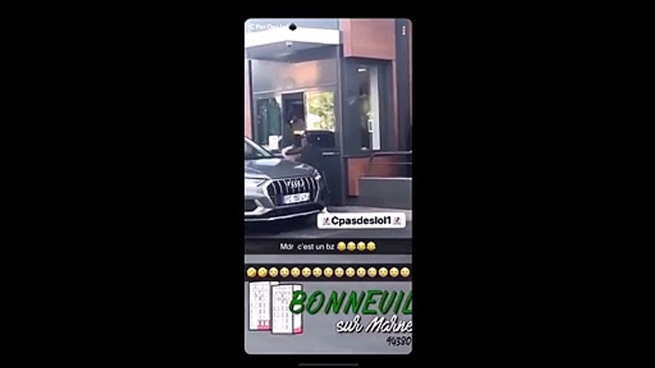 Un jeune embarque la commande d'un client au drive du McDo