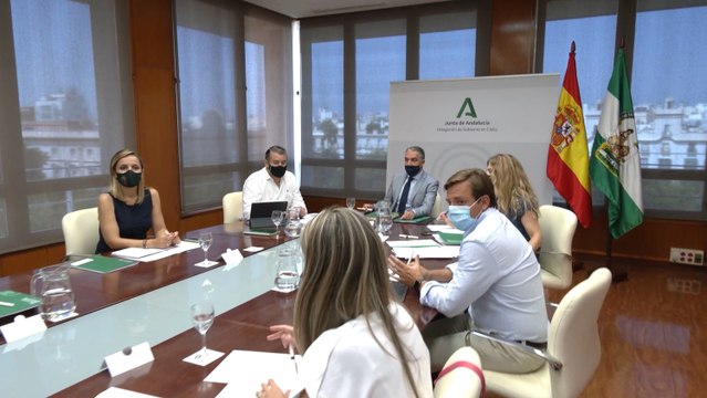 Bendodo traslada a los delegados del Gobierno la necesidad de no bajar la guardia