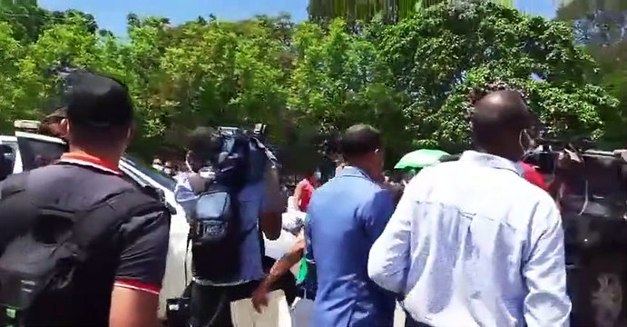 Abuchean al presidente Danilo Medina a su salida de la terminal de autobuses Parque del Este