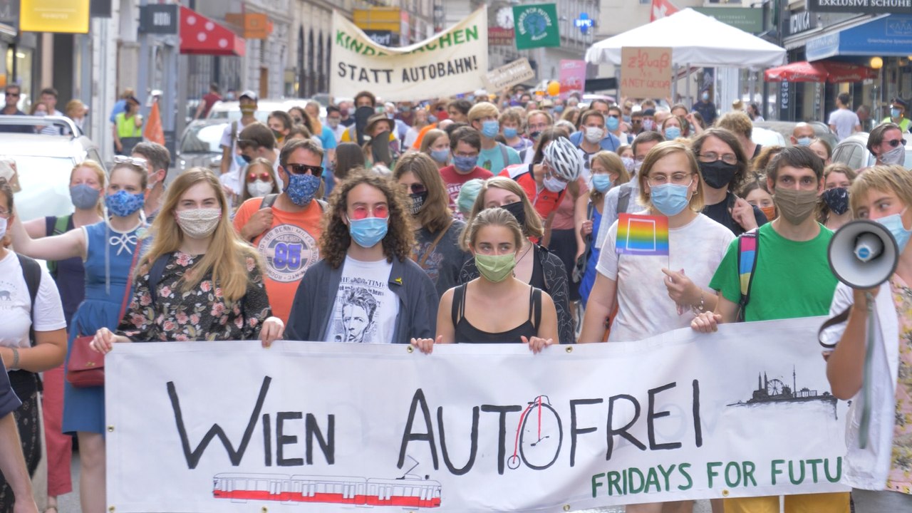 Fridays For Future demonstrieren in Wien für die Verkehrswende