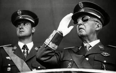Juan Carlos I jura lealtad a Franco