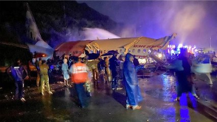 下载视频: Air India Express skids off runway, 2 pilots dead