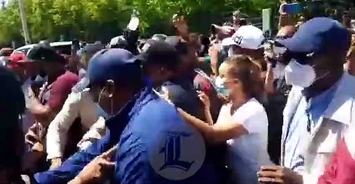 Empujones y trompadas en trifulca entre la policía y manifestantes en terminal de autobuses