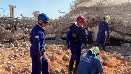 في مرفأ بيروت عمال إغاثة يغوصون في الركام بحثاً عن ناجين