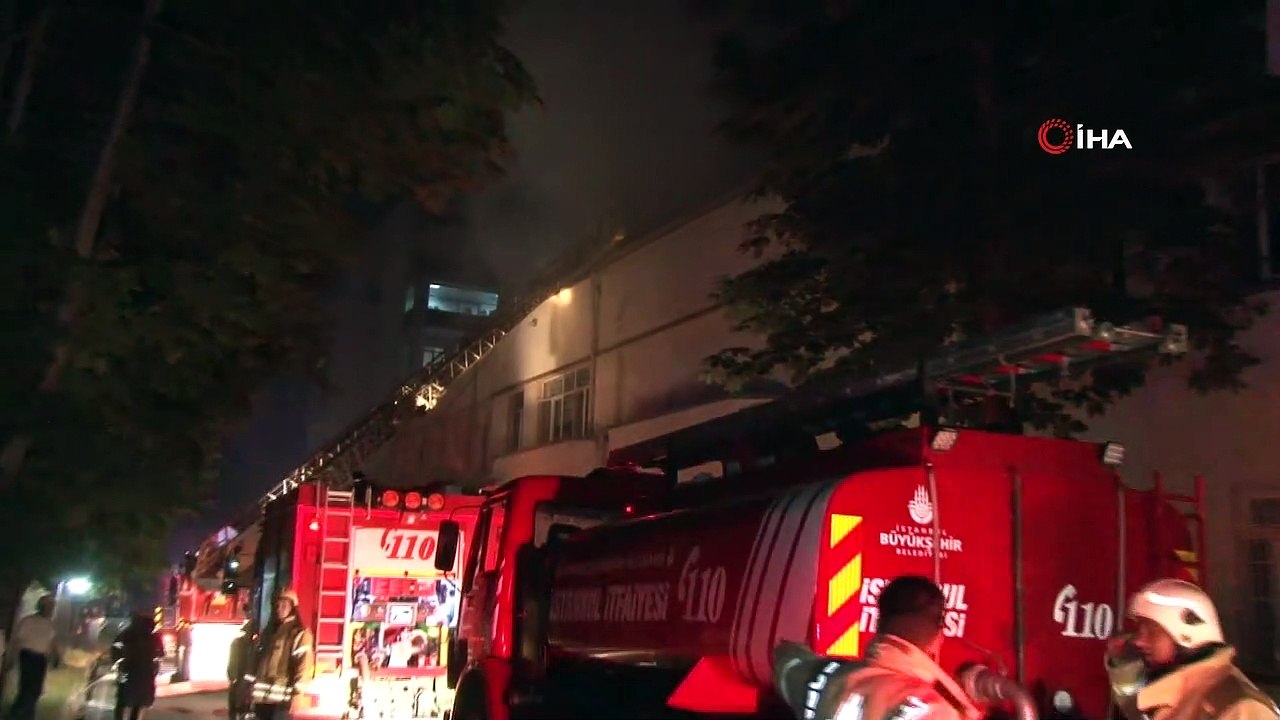 Sultan Abdülhamid Han Eğitim Araştırma Hastanesinin çatı katında yangın çıktı. Olay yerine itfaiye ekipleri sevk edildi. Sultan Abdülhamid Han Eğitim Araştırma Hastanesinin çatı katında yangın çıktı. Olay yerine itfaiye ekipleri sevk edi