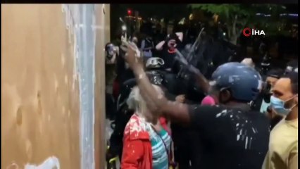 - ABD’de göstericiler 2 yaşlı kadına saldırdı