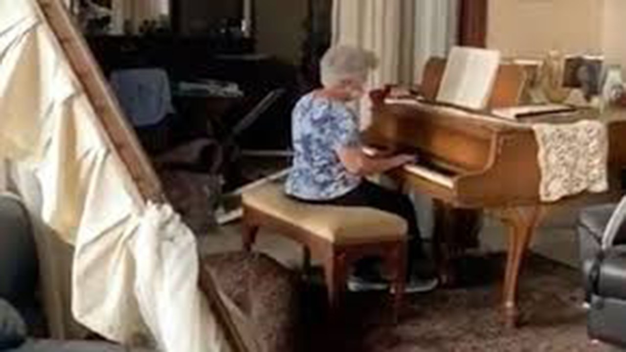 Cụ bà chơi piano giữa "đống đổ nát" ở Beirut | VTC