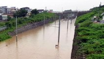 폭우로 전국 곳곳 열차 운행 중단...복구 작업 / YTN