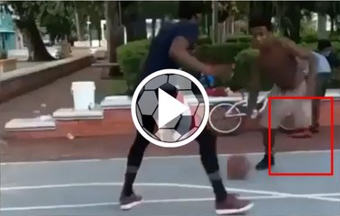 ¿No puedes hacer algo?  ¡Mira a este joven y pide disculpas!