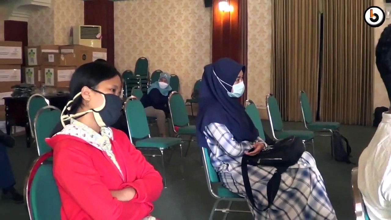 MAHASISWA FK UNAIR TURUN KE PASAR BERIKAN EDUKASI DAN EVALUASI PHBS