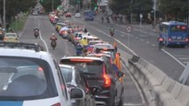 Seguidores de Uribe salen en caravanas a las calles de Colombia para apoyarlo