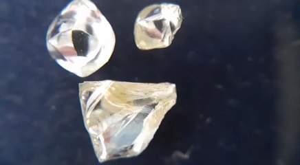 खुदाई के दौरान जमीन में गड़ा मिला इतना खजाना, रातोंरात अमीर हो गए यहां के मजदूर