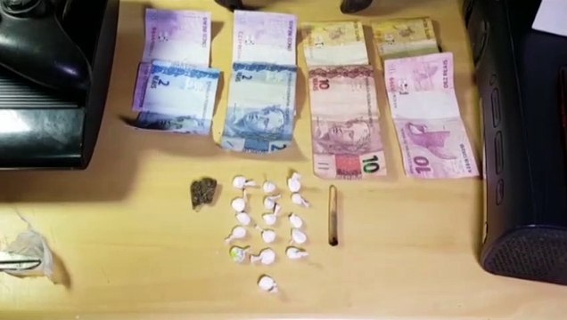 Três adultos e um menor são detidos pela PM sob suspeita de tráfico e furto