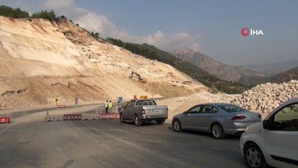 Mersin'de korkutan heyelan: Karayolu ulaşıma kapandı, 2 iş makinesi toprak altında kaldı