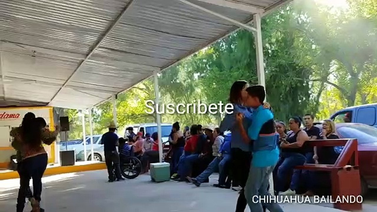 La del pantalón blanco
