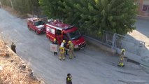 Los bomberos sofocan un aparatoso incendio en un polígono industrial de Barcelona