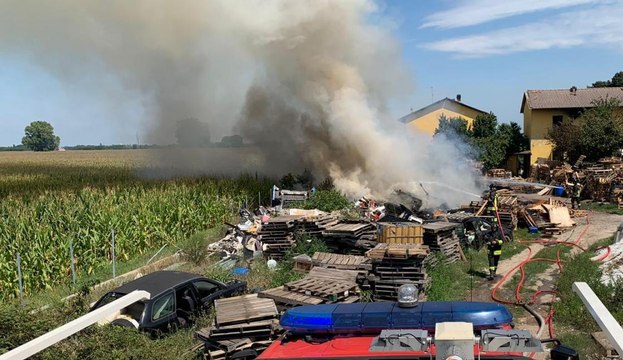 Sant'Angelo Lodigiano (LO) - In fiamme catasta di legna e rifiuti (08.08.20)