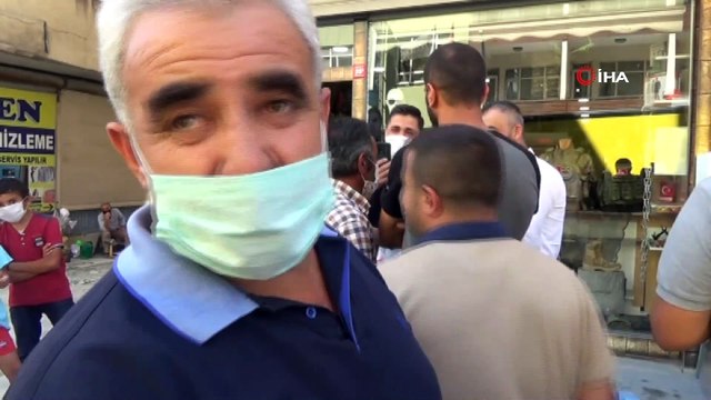 Hakkari'de arı kolonisi çarşı merkezine indi, vatandaşlar telefonlarına sarıldı