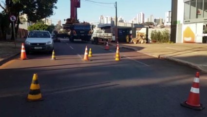 Montagem de grua interrompe trânsito na Rua Manaus, no Cancelli