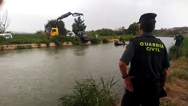 Retirada de un coche que había caído en el canal de Navarra, en Ribaforada