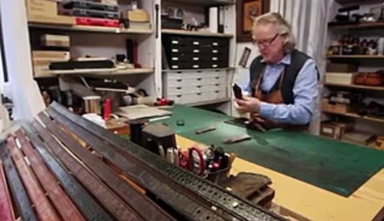 Wie man einen Ledergürtel macht _ SWR Handwerkskunst-T5bdKDtB19o_x264