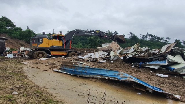 전북 장수군에서 산사태로 2명 매몰 추정 / YTN