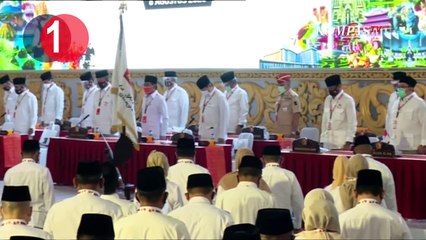 Descargar video: [Top3News] Prabowo Ketum Gerindra Lagi l Ibas Kritik Jokowi l Rilis Gilang Fetish Kain Jarik