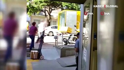 Üçlüklerin ardı arkası kesilmiyor: Kargo çalışanı kolileri basket gibi atarken görüntülendi