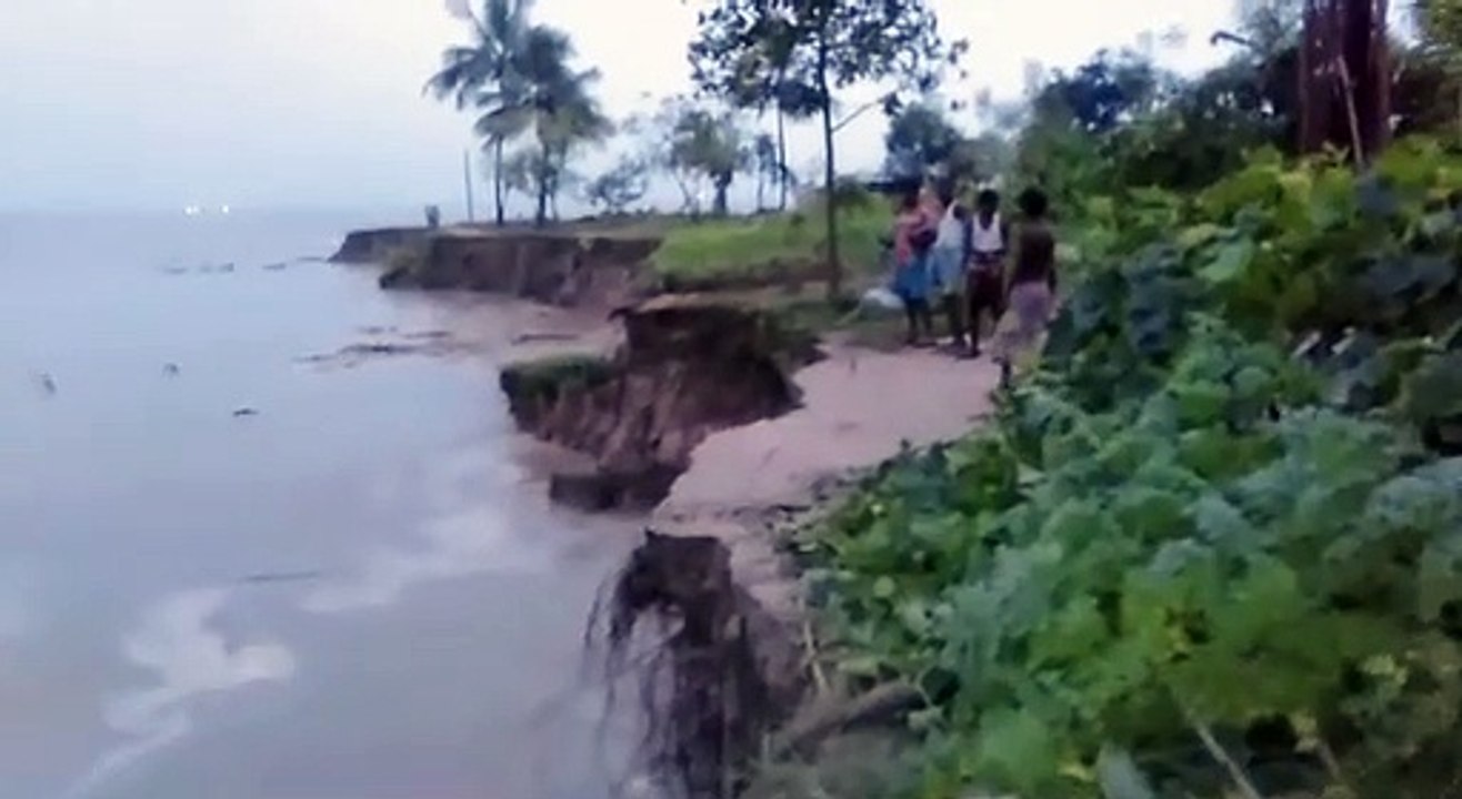 গঙ্গাবক্ষে ৩০টি গ্রাম! ফারাক্কায় বিধ্বংসী ভাঙন