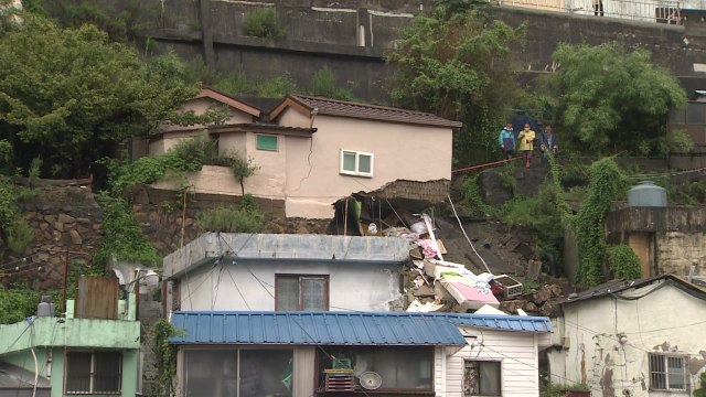부산에도 폭우 피해 속출...주택 무너지고, 도로 잠기고 / YTN