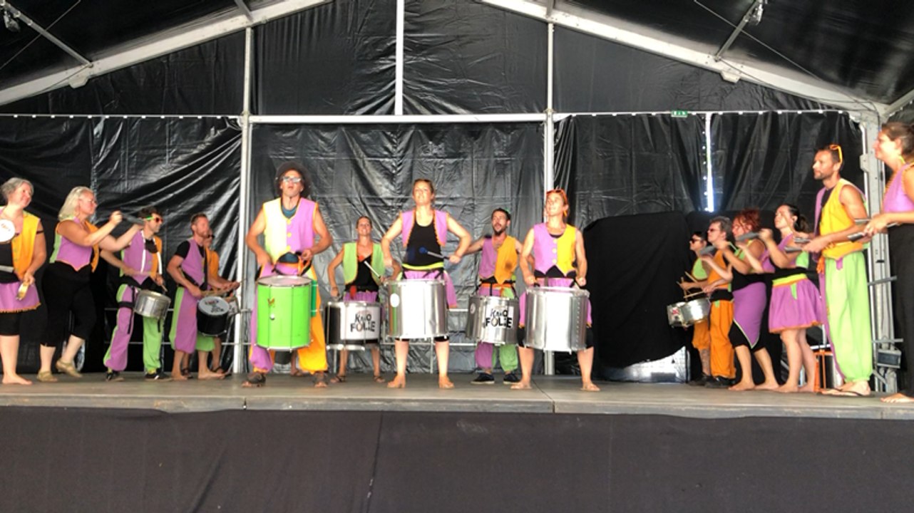 Percussions brésiliennes au pied de la cathédrale