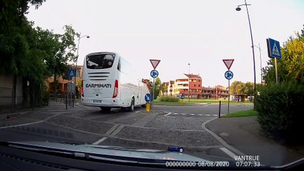 DASHCAM IDIOTI AL VOLANTE  POSTEGGI IMPOSSIBILI SEMAFORO ROSSO PESSANO CON BORNAGO MILAN ITALY