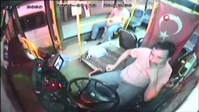 Otobüsü durduran genç hareketiyle herkesi şaşkına çevirdi