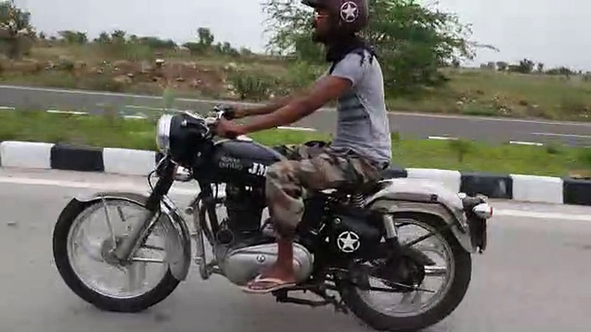 ⁣A Vintage Royal Enfield Bullet 1984 Model bike driving After long time