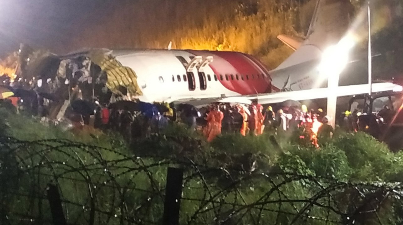 More than a dozen killed in 'devastating' India plane crash