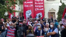 مواجهات في بيروت بعد انفجار المرفأ ومحتجون يقتحمون الخارجية ودياب يقترح انتخابات مبكرة