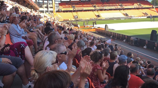 Le Bagad de Locoal Mendon quitte la scène