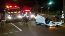 Veículo Cruze capota na Avenida Carlos Gomes, em Cascavel