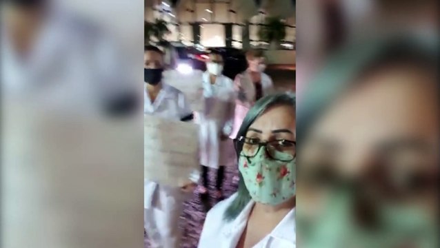 Enfermeiras realizam movimento no calçadão reivindicando por melhorias salariais